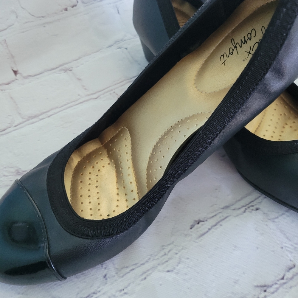 Womens flats Size 9 1/2 wide